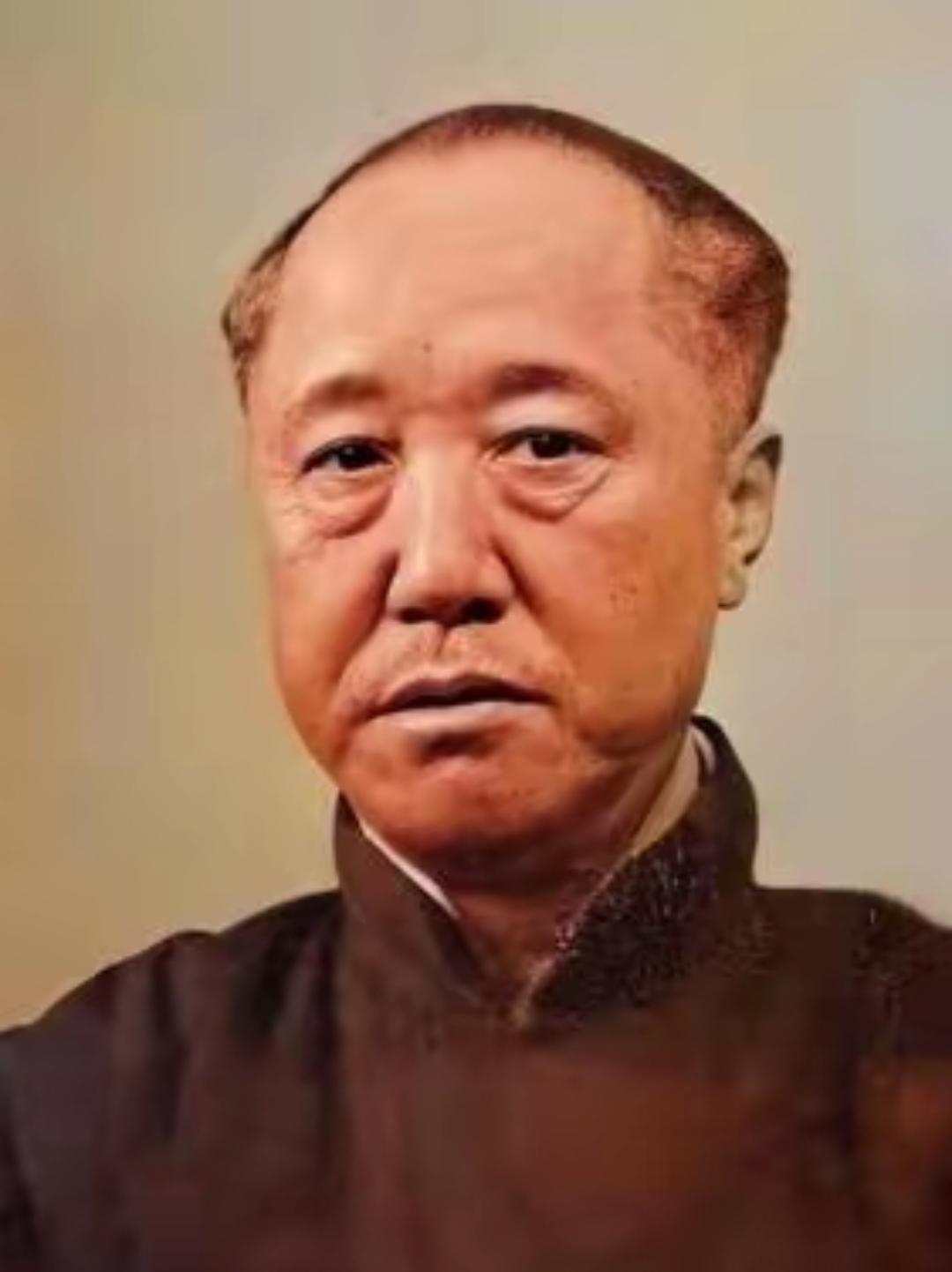 1949年北平解放，载沣将家人全部叫到一起，废除王府沿袭多年的请安制，然后对家人