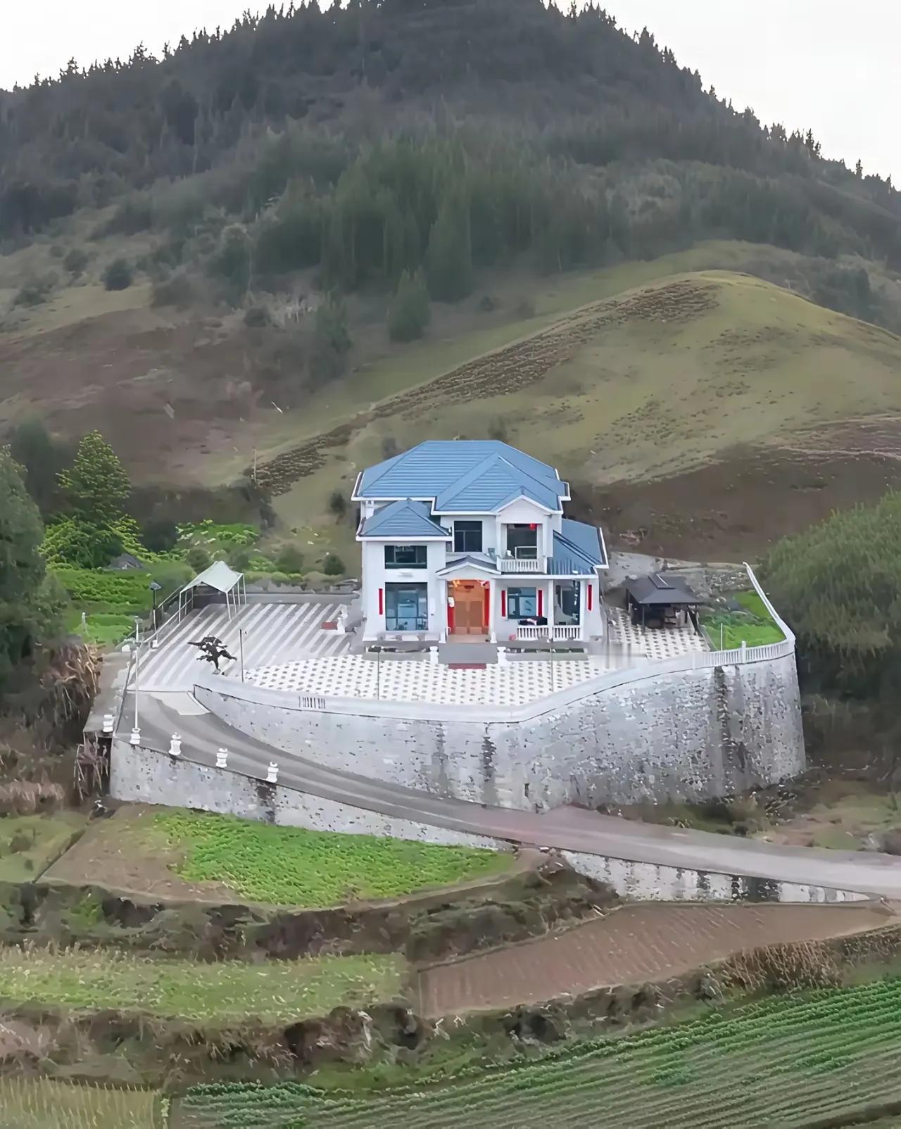 好奇了！这房子非得在这里建吗？
修地基的钱都够建一栋房子了吧？难道这块地方是风水