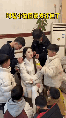 这才是过年顶配版姑姑，也太爽了吧！

7个侄子排队伺候：2个捶背、1个捶腿、1个