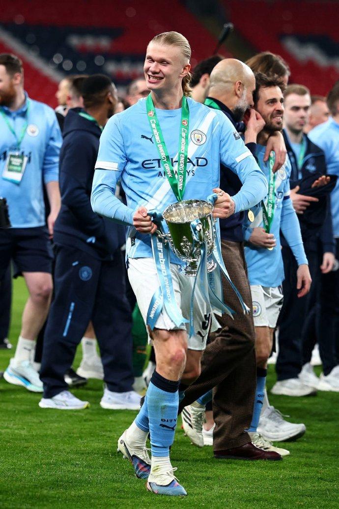 曼城2比0击败阿森纳，举起了联赛杯冠军奖杯。哈兰德在决赛中依然是没有取得进球或者