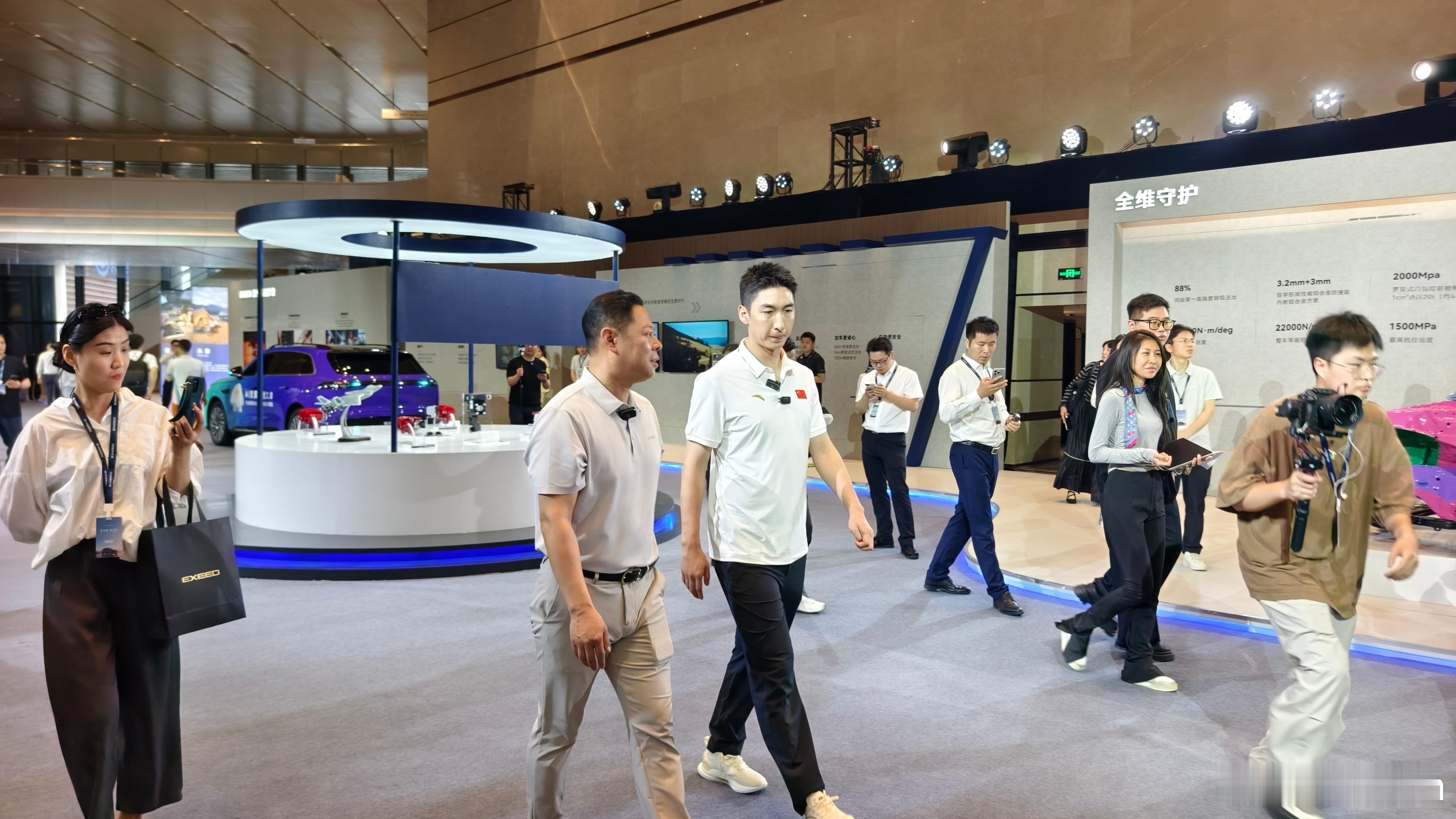 星途EX7即将上市武大靖和击剑冠军李娜！花样游泳冠军 陈晓君！星途EX7陆上专机