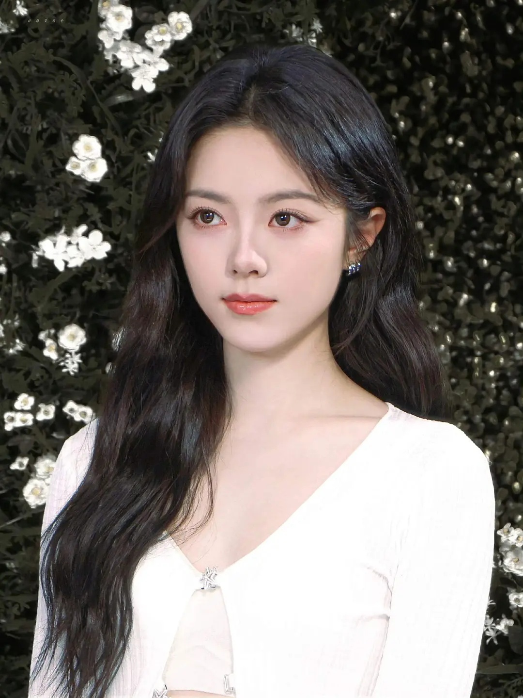 今日赵今麦两个品牌的图，说是她挖了骄阳似我的化妆师，有点太好看了 ​​​