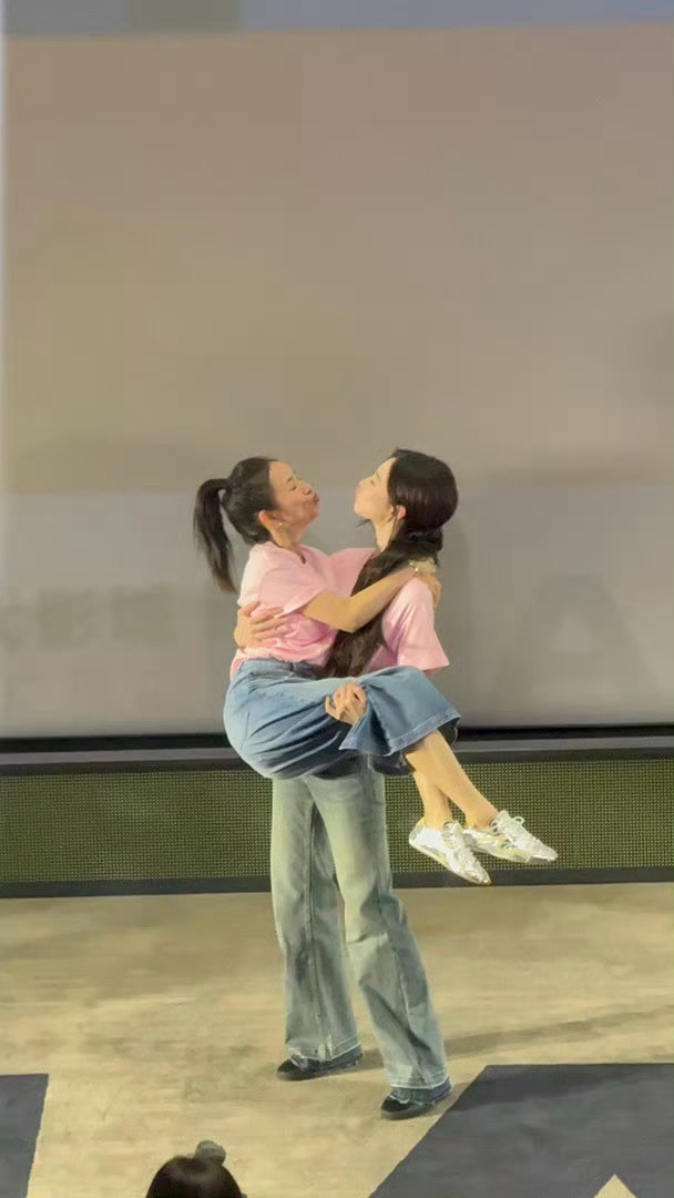 张艺凡公主抱林依晨张艺凡林依晨复刻公主抱张艺凡实力公主抱林依晨，稳稳托住超有安全