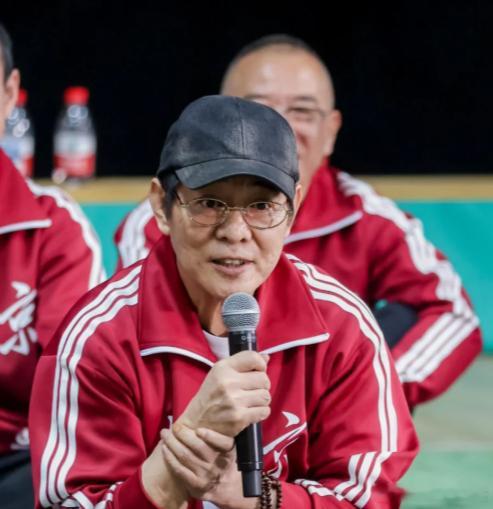 李连杰不担心AI取代功夫太对了！你让AI打一套拳它可能打得很标准，但你让它打出家