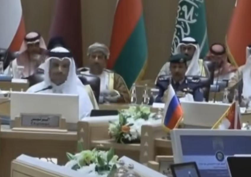 “没有核武器伊朗打的像超级大国，想象一下，如果伊朗有了核武器会是什么样子？”这个