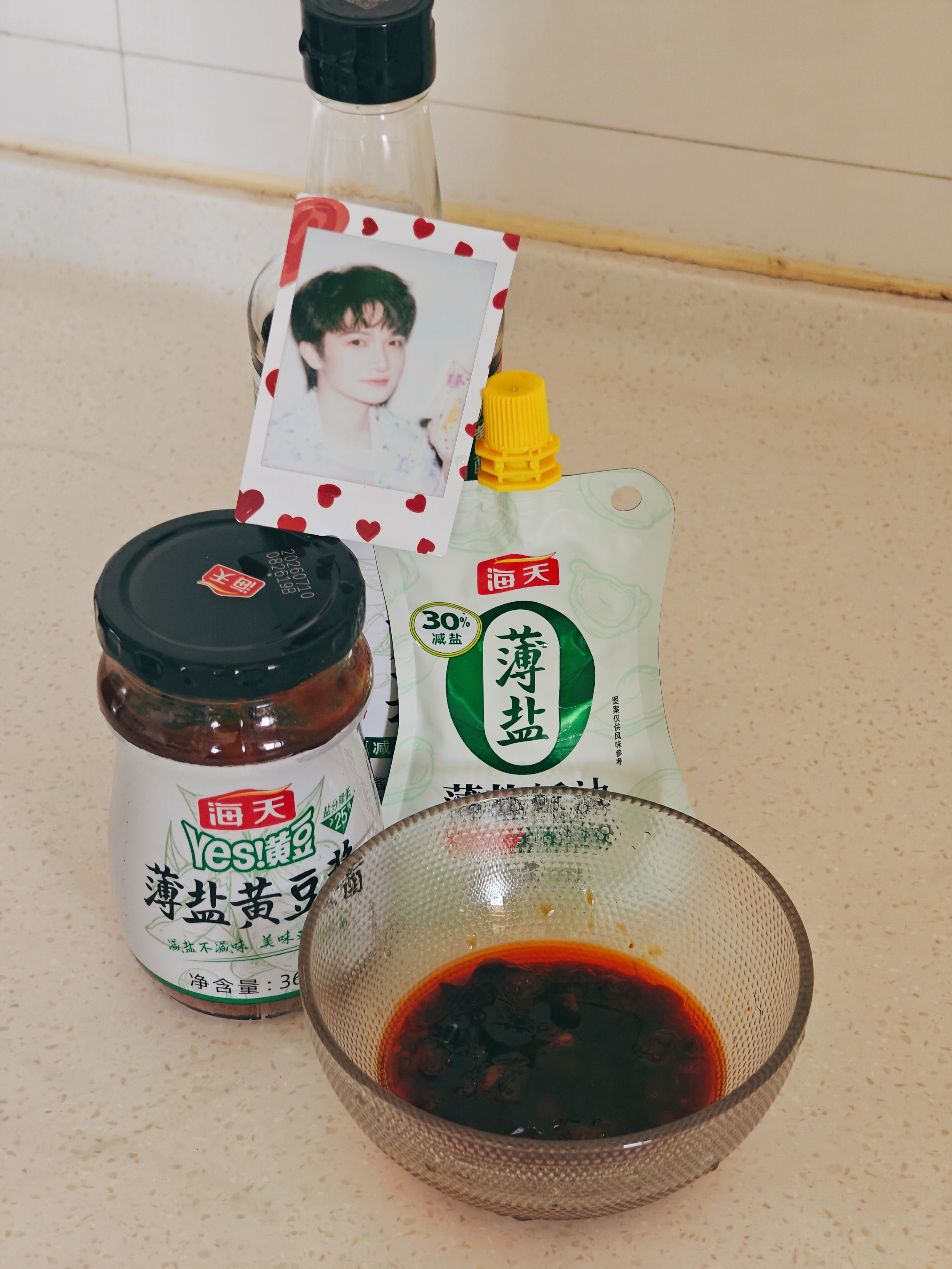 用海天的蚝油生抽豆瓣酱调的酱拌面也太香了！！！太好吃了！！！还加了两双嫑嫑眼睛?