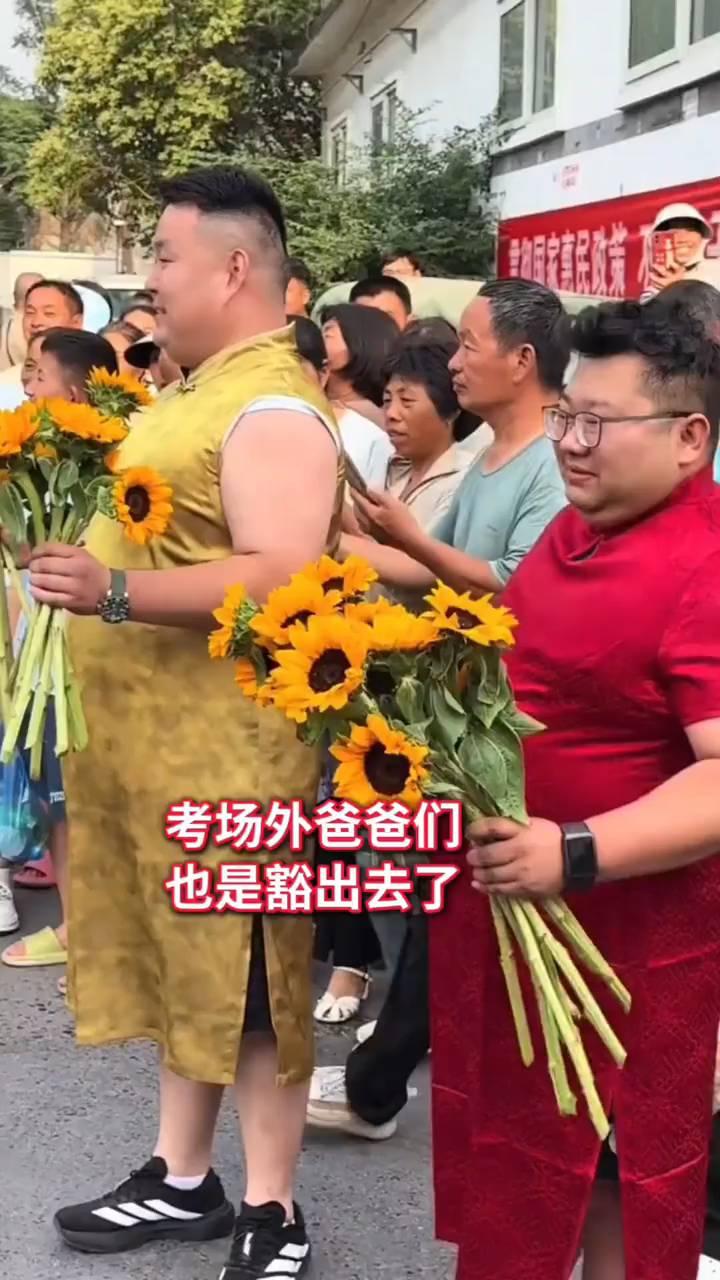 考场外爸爸们。