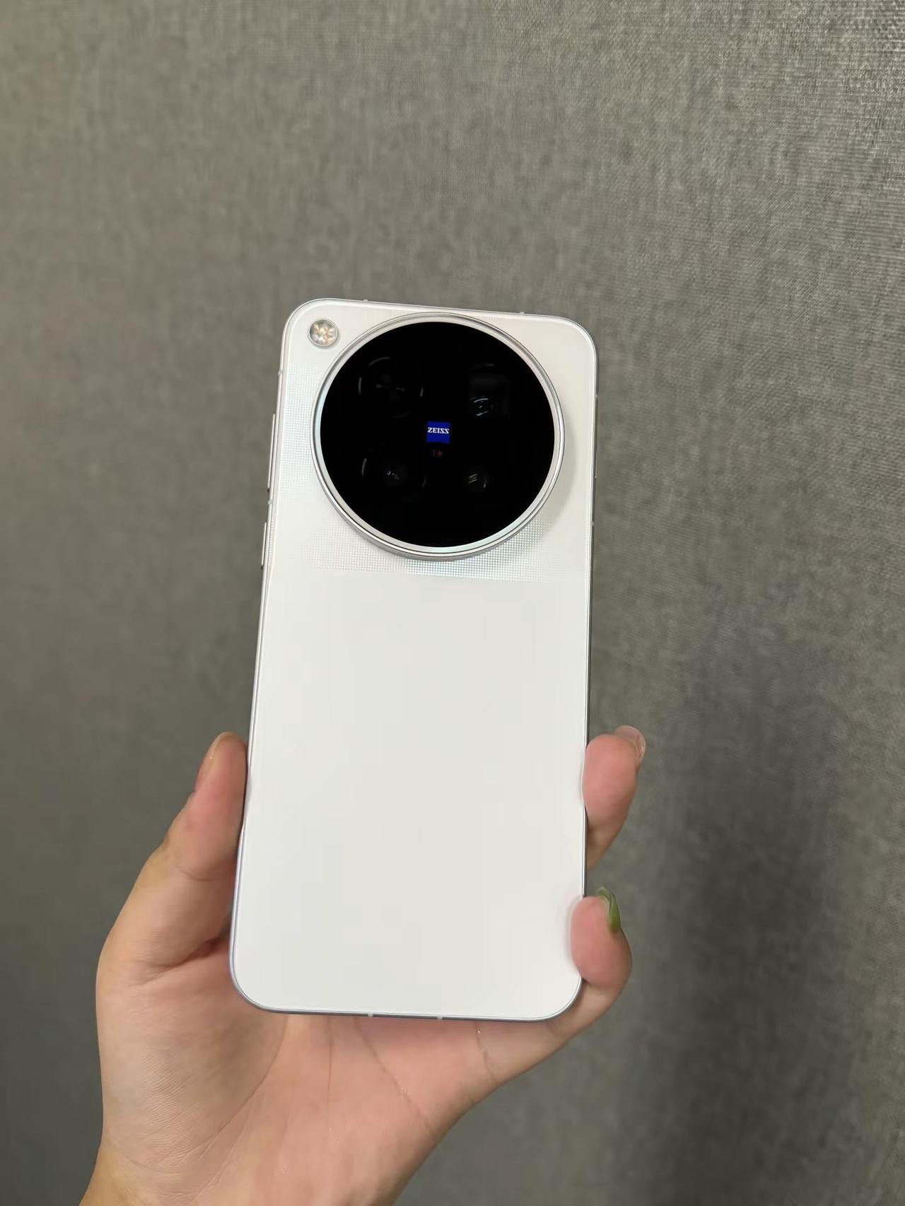 vivo X500 Pro Max 依旧采用简约纯净的白色机身，上半部分细腻织纹