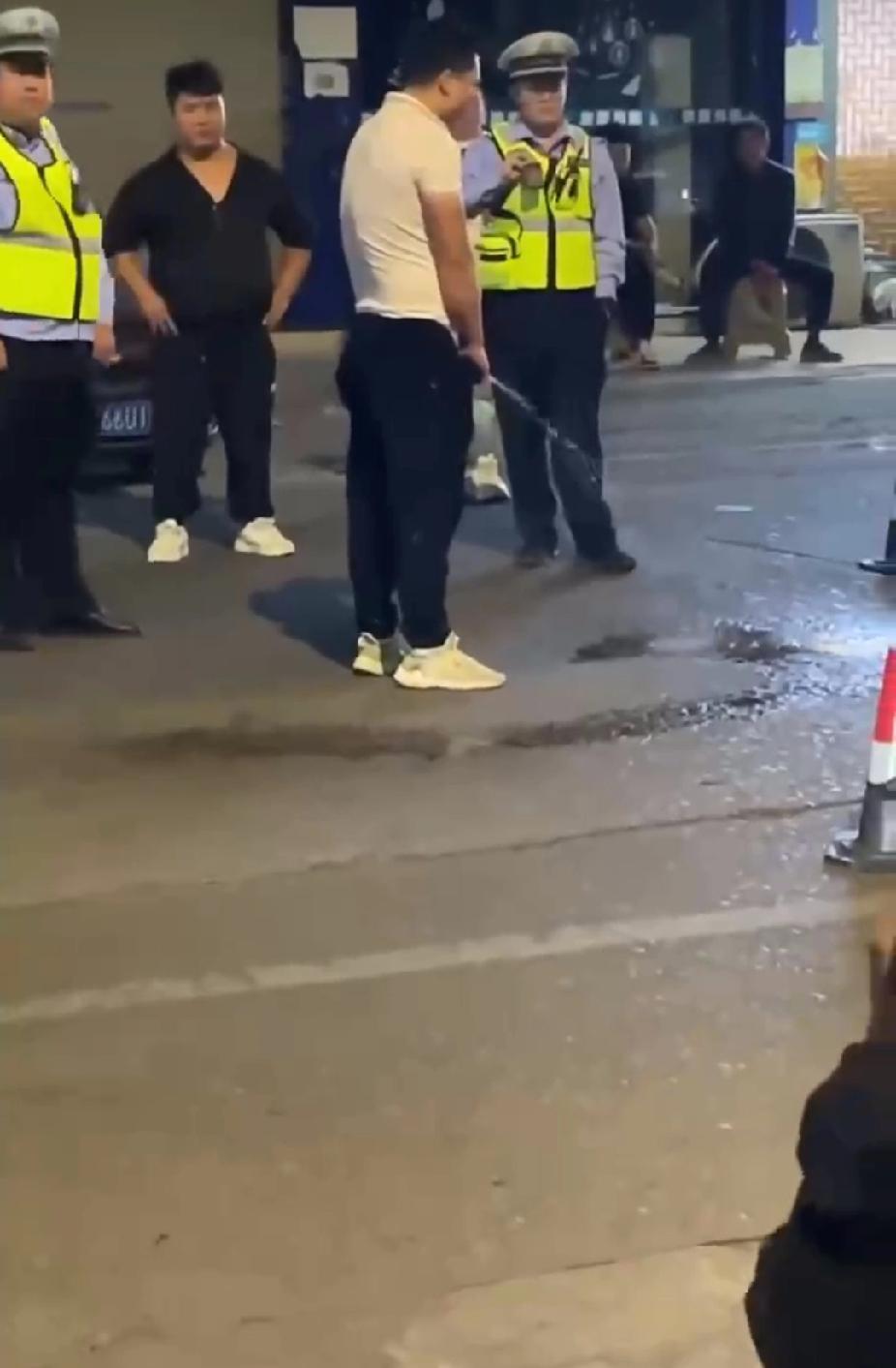 从来没有见这么这么嚣张的，更没有见过这般执法的！一年轻男子，当着至少4位执法人员