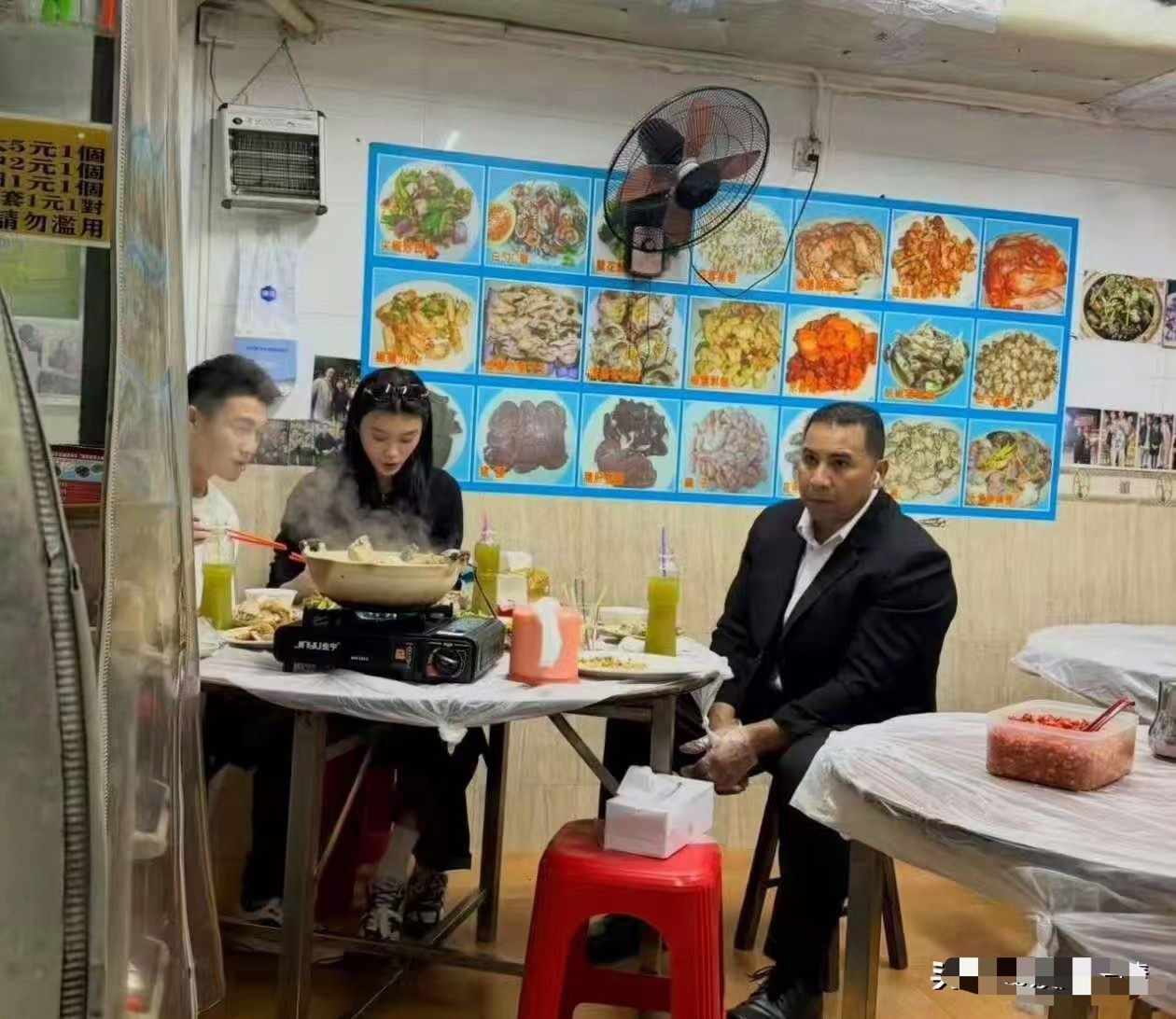 何猷君奚梦瑶和保镖同桌吃饭近日，有网友在澳门偶遇了何猷君和奚梦瑶，俩人带着保镖出