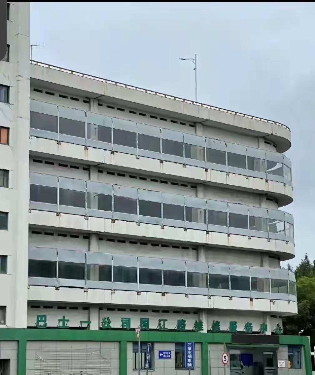 真的太痛心了！上海47路公交司机杨某斌在停车场高坠身亡
警方通报排除刑事案件
家