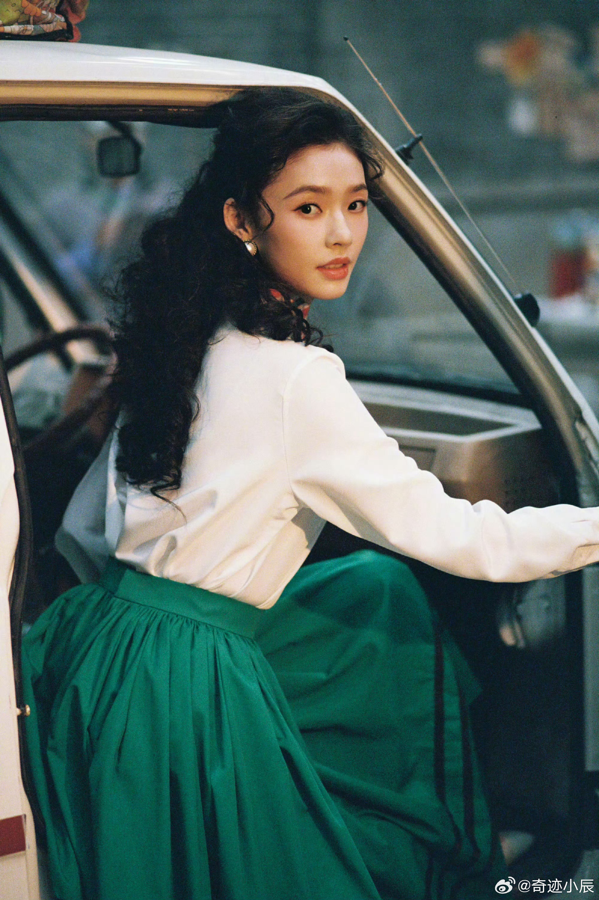 林允在冬去春来的最后一天拍林允在冬去春来最后一天拍摄港风大片，复古卷发搭配经典穿