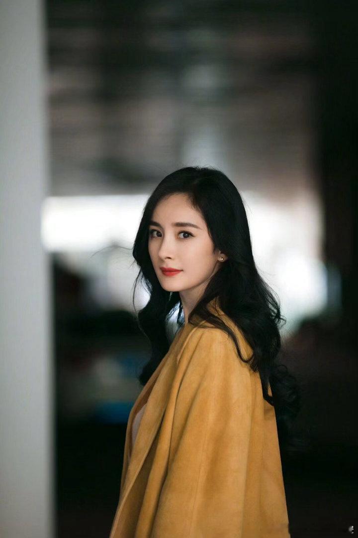 杨幂  🦊杨幂宝家洁品牌全球代言人 像空气一样轻的小事，对于一个嫉妒的人来说，