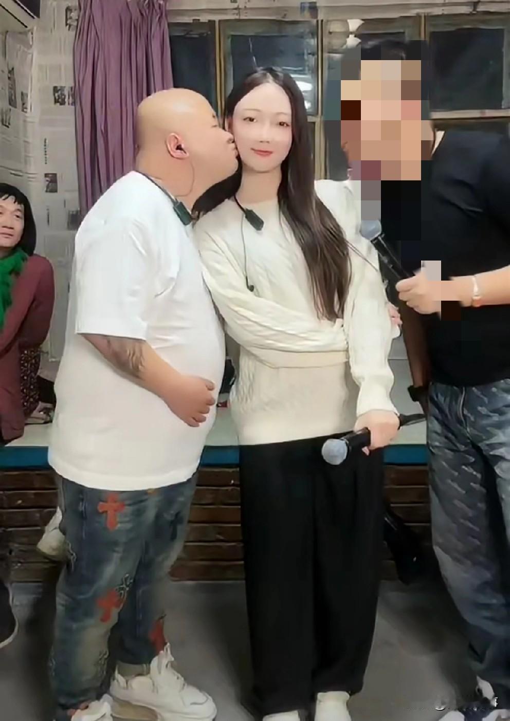 老狗亲吻佳希，相互表白！

         晚间老狗、佳希合体直播！俩人相互表