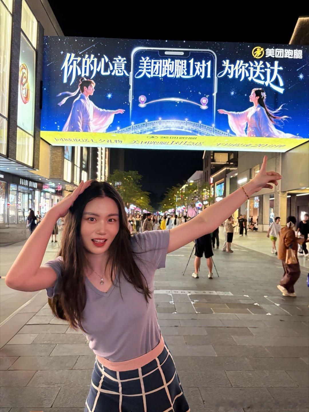 去杭州西湖打卡现代人的鹊桥古人靠鹊桥相会，如今靠美团跑腿1对1急送平均提速20分