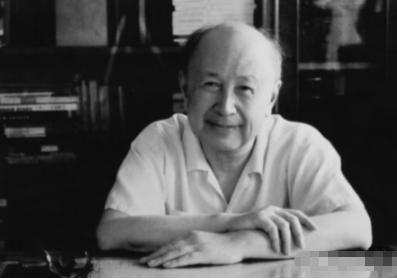 2008 年年底，一辈子不看电视的钱学森突然跟儿子说：“支个电视行不行？贵不贵啊