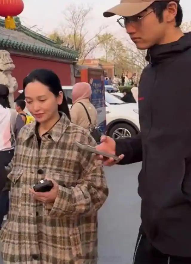 金莎带婆婆游玩主动挽手臂，孙丞潇被晾一旁面无表情，婆媳俩像母女他反倒像外人！金莎