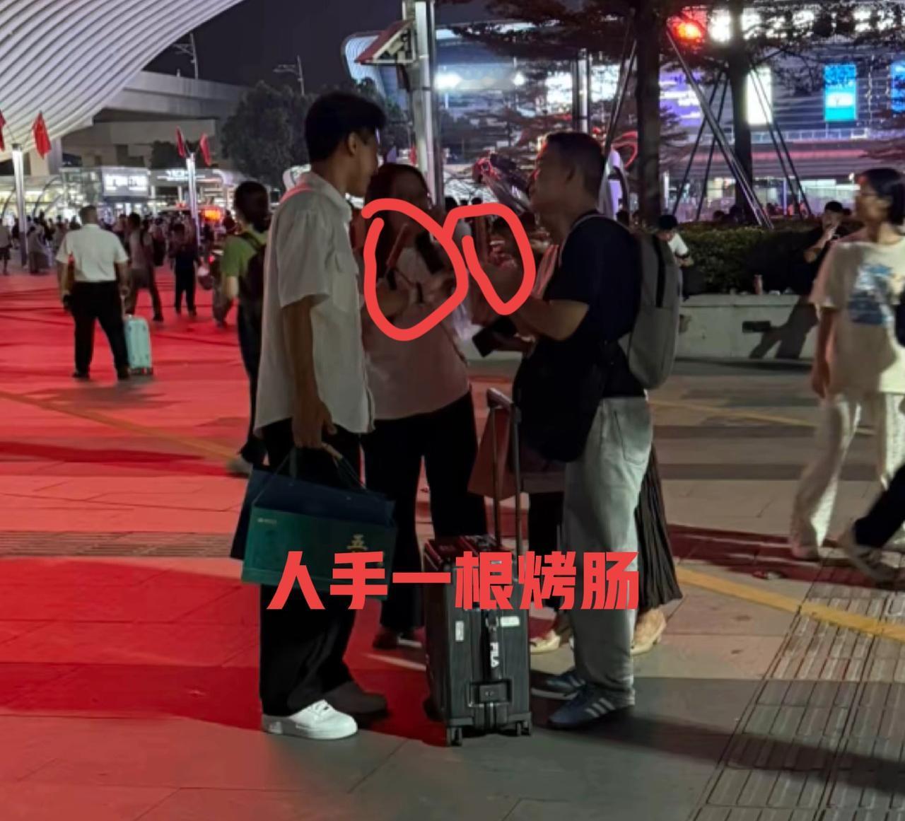 要说接地气
谢浩男昨天火车站吃烤肠一定排第一了
这次老谢没去
许妈海军大妹去接的