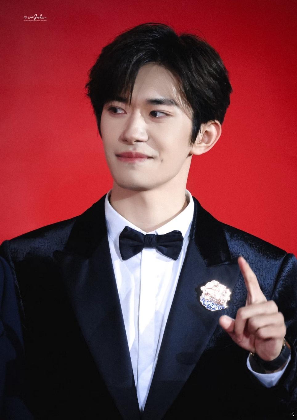 千玺是电影界青年演员的杰出代表不得不说，易烊千玺的电影镜头每次看都让人赞叹。央视