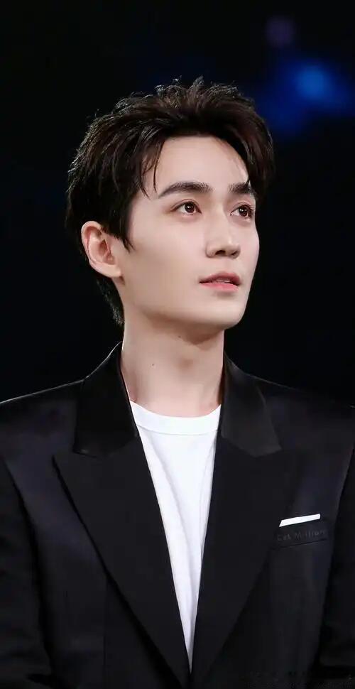 李施嬅夸朱一龙粤语好听好演员眼光一致，李施嬅认可朱一龙的粤语魅力，观影时早就被狠