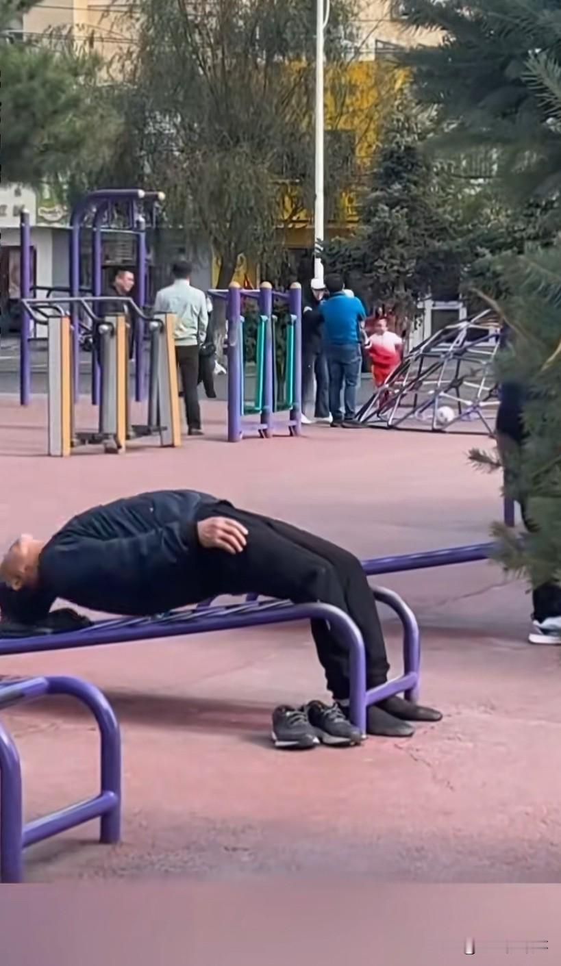 现在的武林高手都藏在公园里啊，这体力这技术没有个10年功力根本办不到啊，所以说啊