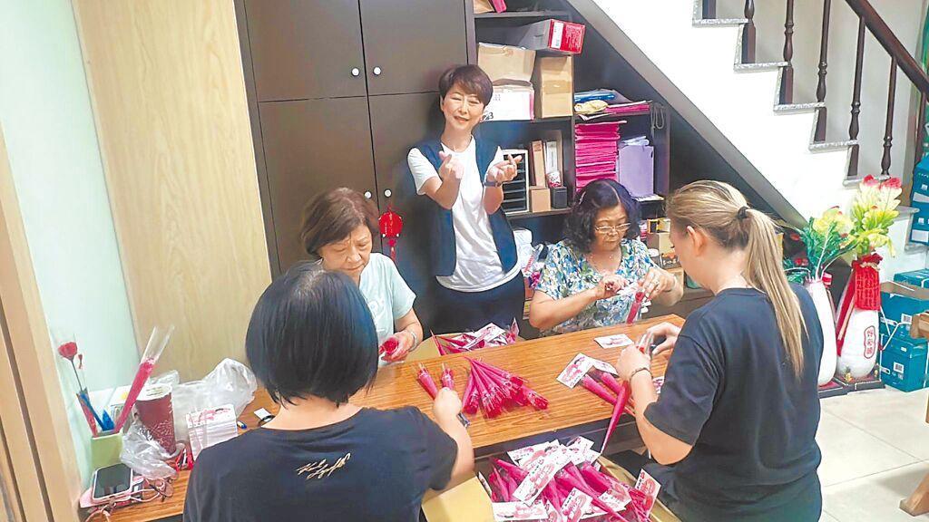 立委陳亭妃（图中后排站立者）所率团队的志工妈妈们齐心协力，共同参与康乃馨的加工制