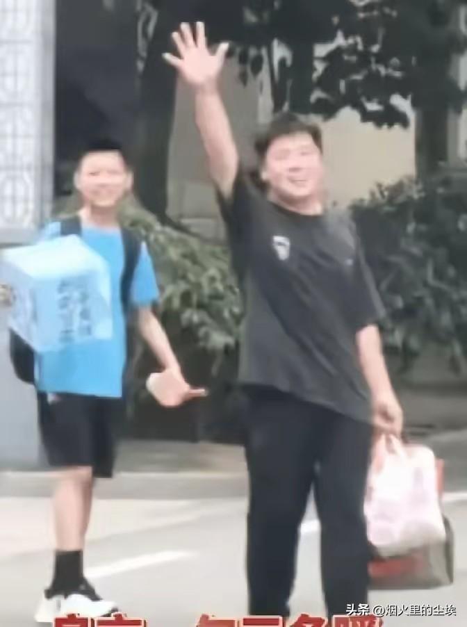 泪目了，山东一所小学。六年级学生毕业离校那天，一位男生突然冲着老师喊：“我也许不