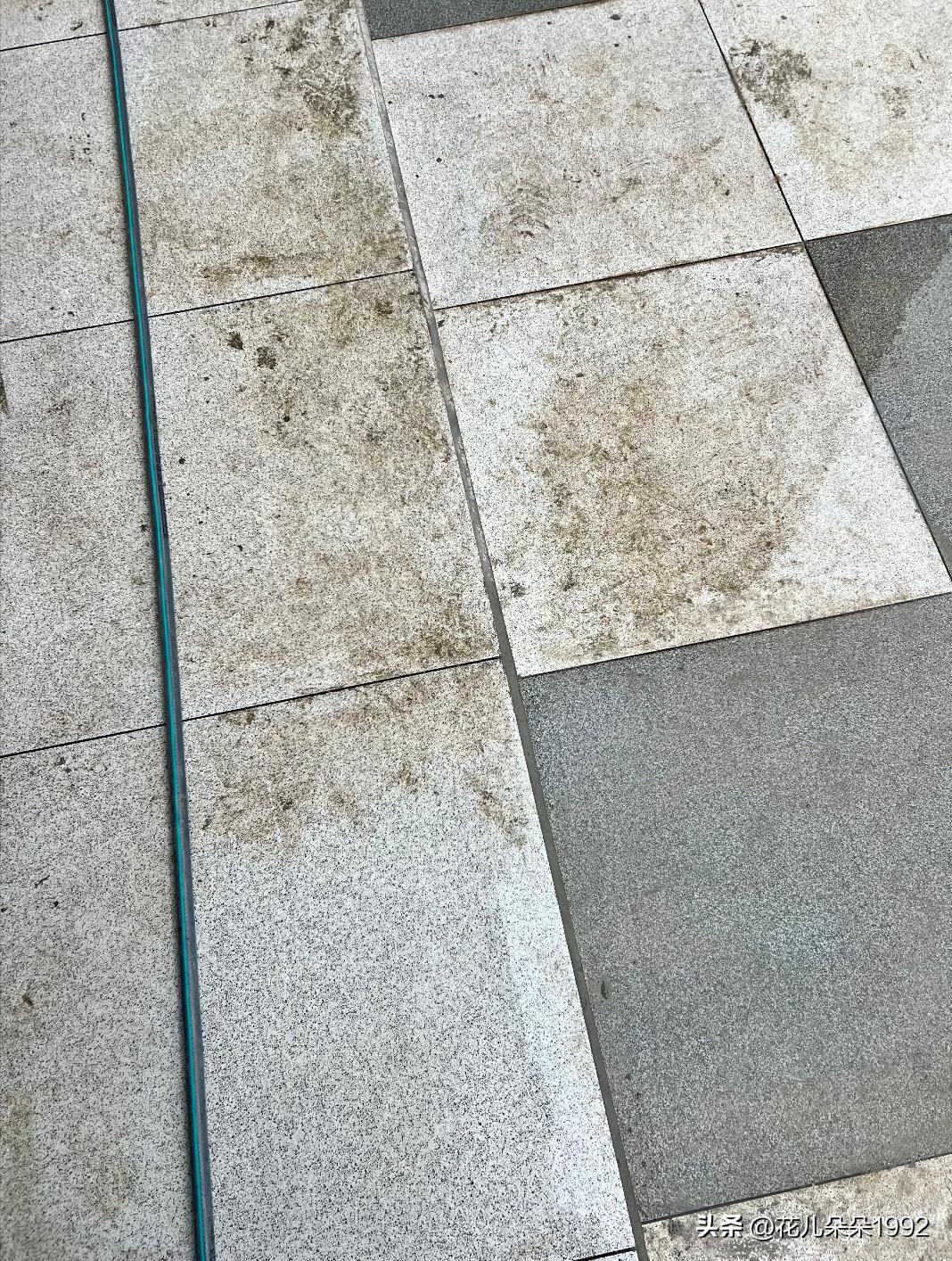 准备装院子的进来避坑。
     装院子贴砖后表面一定要铺保护层，不然砖上都是水