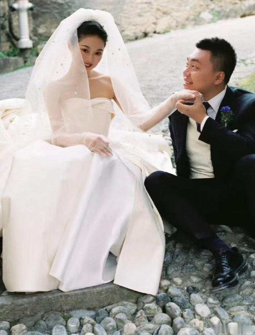 晚晚的古堡婚礼晚晚古堡婚礼回忆，对比下来晚晚这身婚纱表现力出众，古堡布景搭配婚纱
