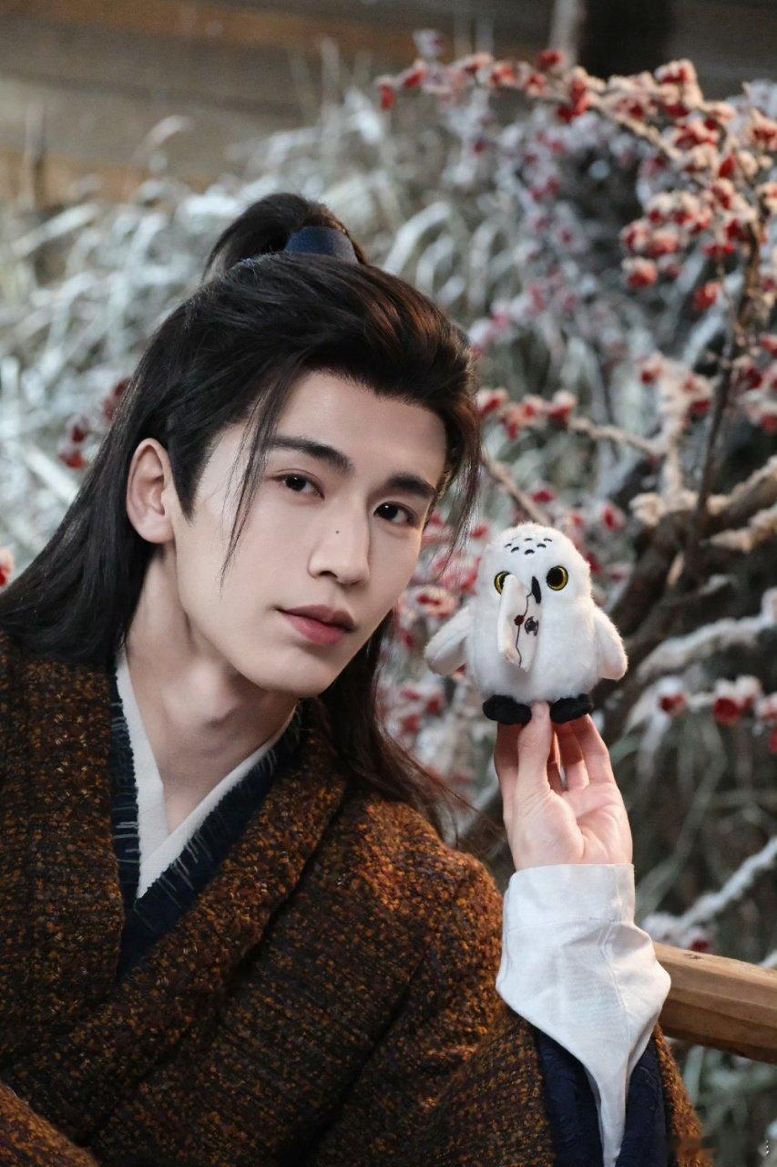 张凌赫也抠手  终于找到我和张凌赫的共同点了，原来我们都喜欢抠大拇指缝，四舍五入