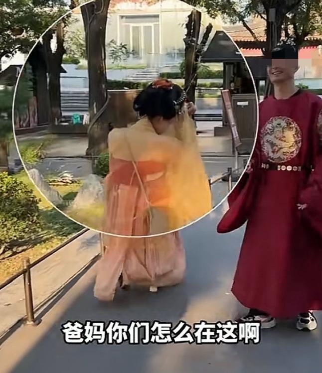 “爸妈是真爱，孩子是意外”！一小伙考上西安的大学，开学之际，爸妈送他去报到之后便