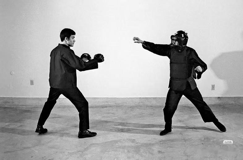 Chapter II
 The On‑Guard Position
 
第二章