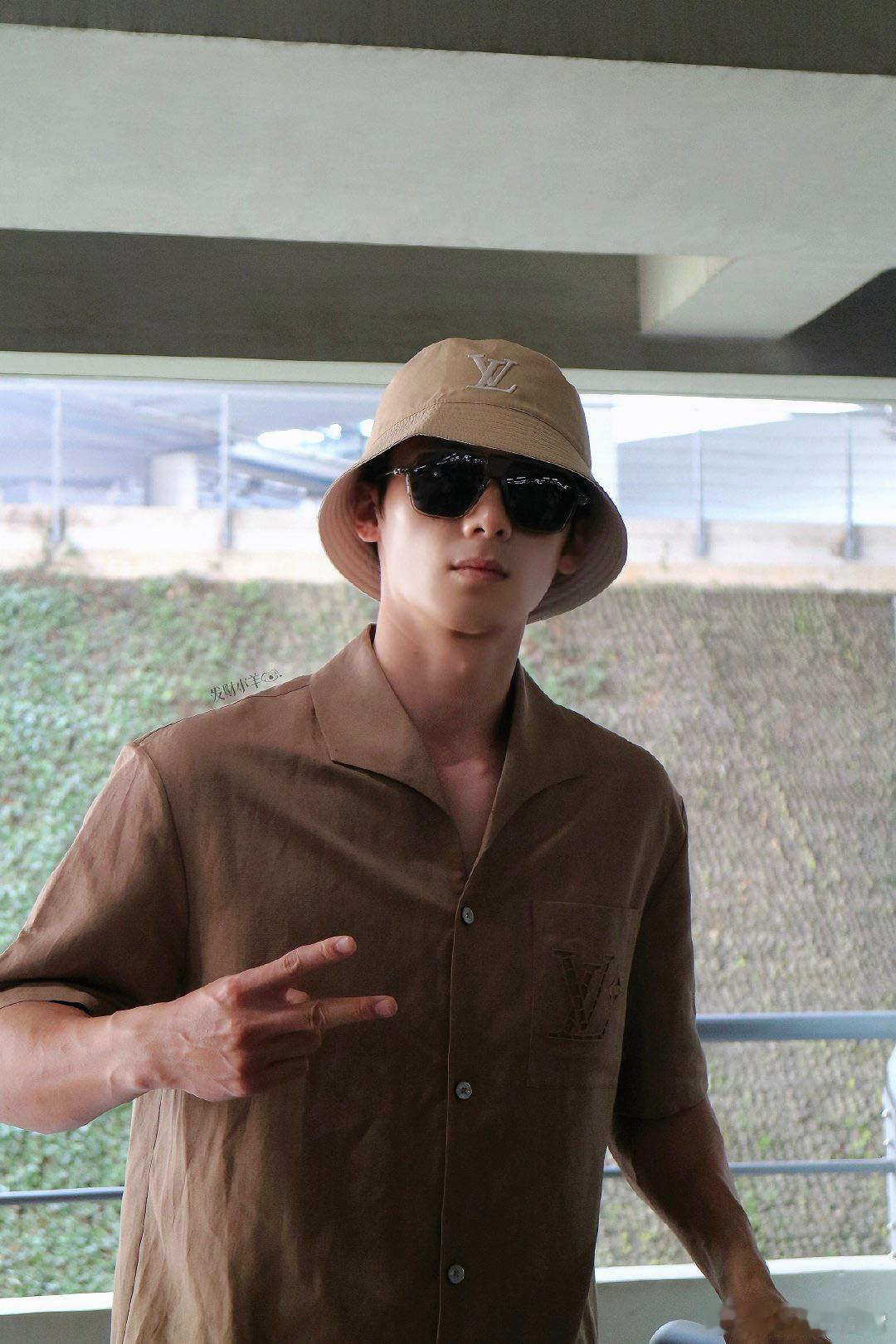 LV上海活动机场路透LV上海活动 被吴汉坤的时尚感拿捏！落地上海参加LV活动，路