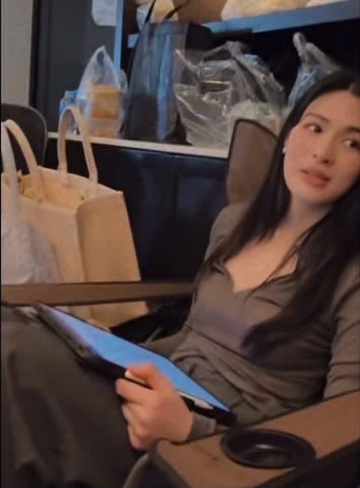 包包 水杯...不管什么都要整整齐齐的和女朋友的挨在一起 