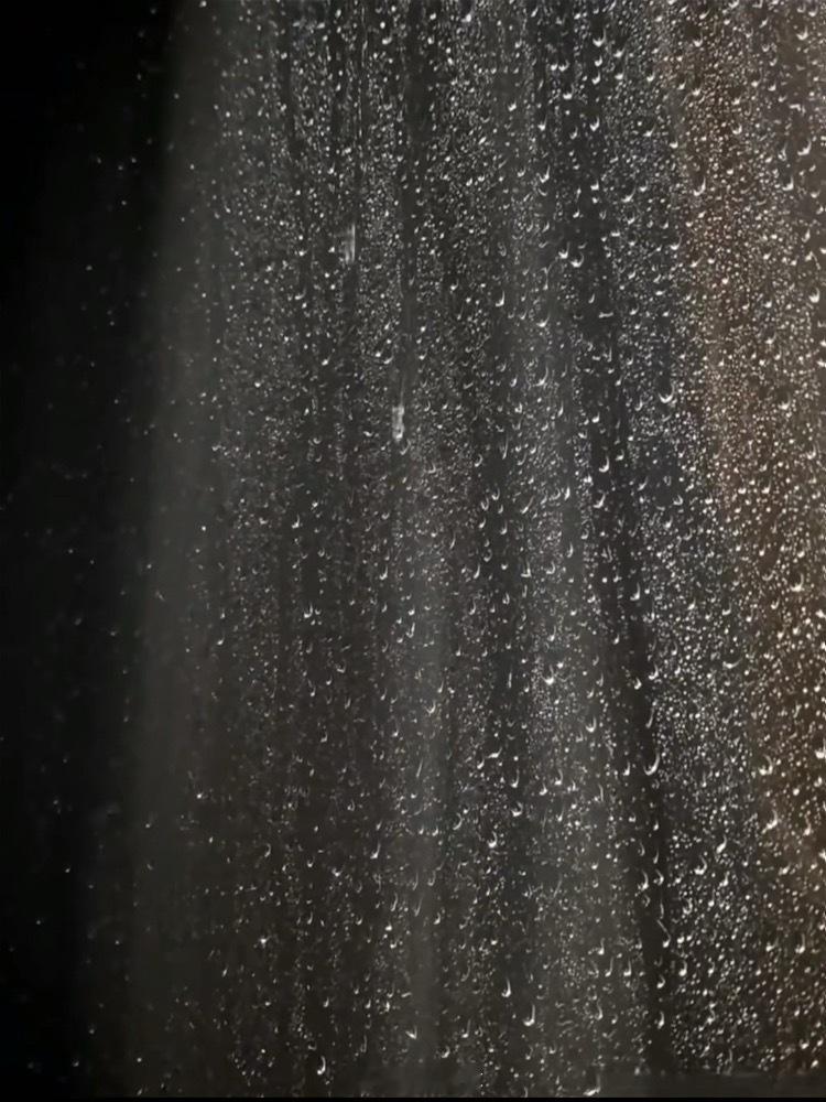 早点起床，拉开窗帘虽然下着雨，让光照进来，舒展身体。这些简单的动作，是对新的一天
