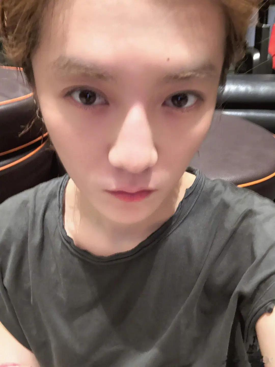 鹿晗巡演四站定档老说这么多年是鹿晗耽误关晓彤事业妨碍她炒cp其实恰恰是因为有鹿晗