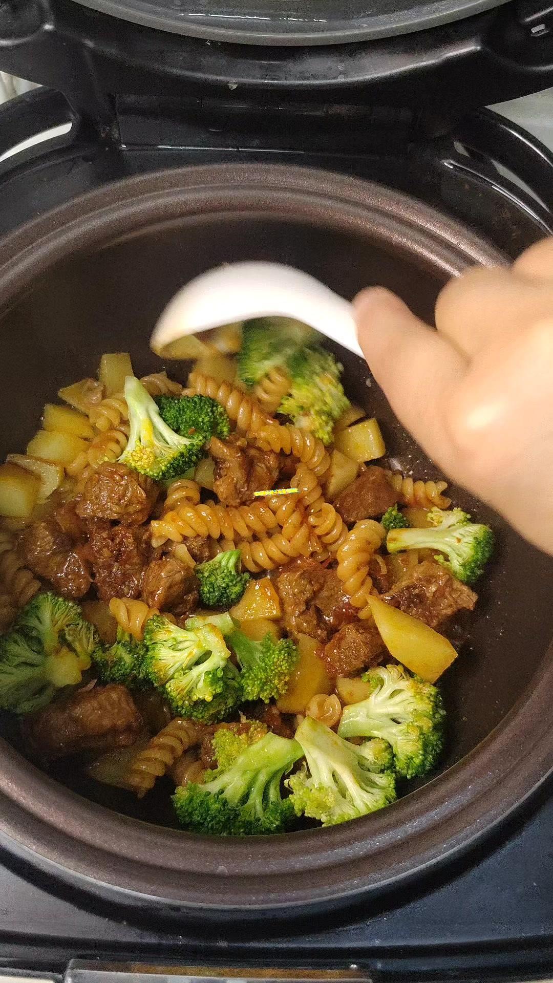 🔥减脂餐其实可以很简单！

1️⃣准备食材：自己炖的牛肉、土豆、螺旋面，不需要