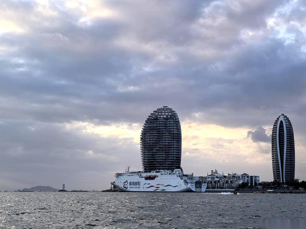 最可怕的贼，从来不是那个在外面撬锁的。
而是那个客客气气跟你说“放心，有我呢”，