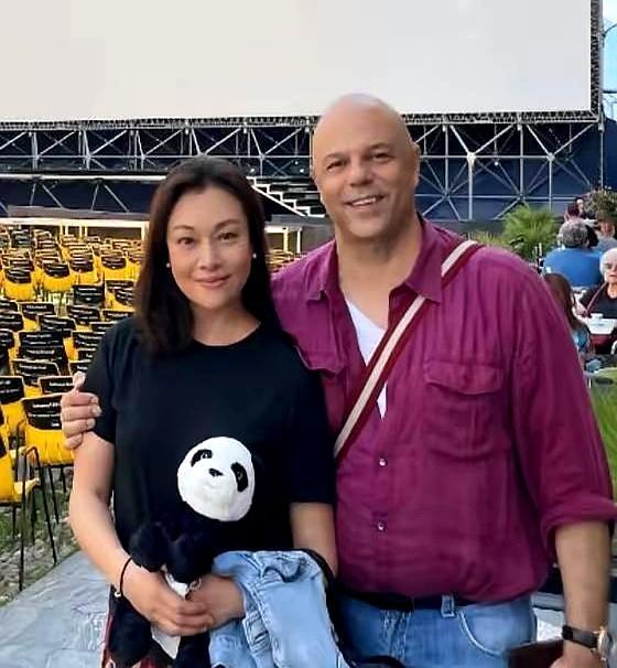 最好的现任，不仅要接纳你的过去，更要能坦然地握住你前任的手。
 
2000年，史