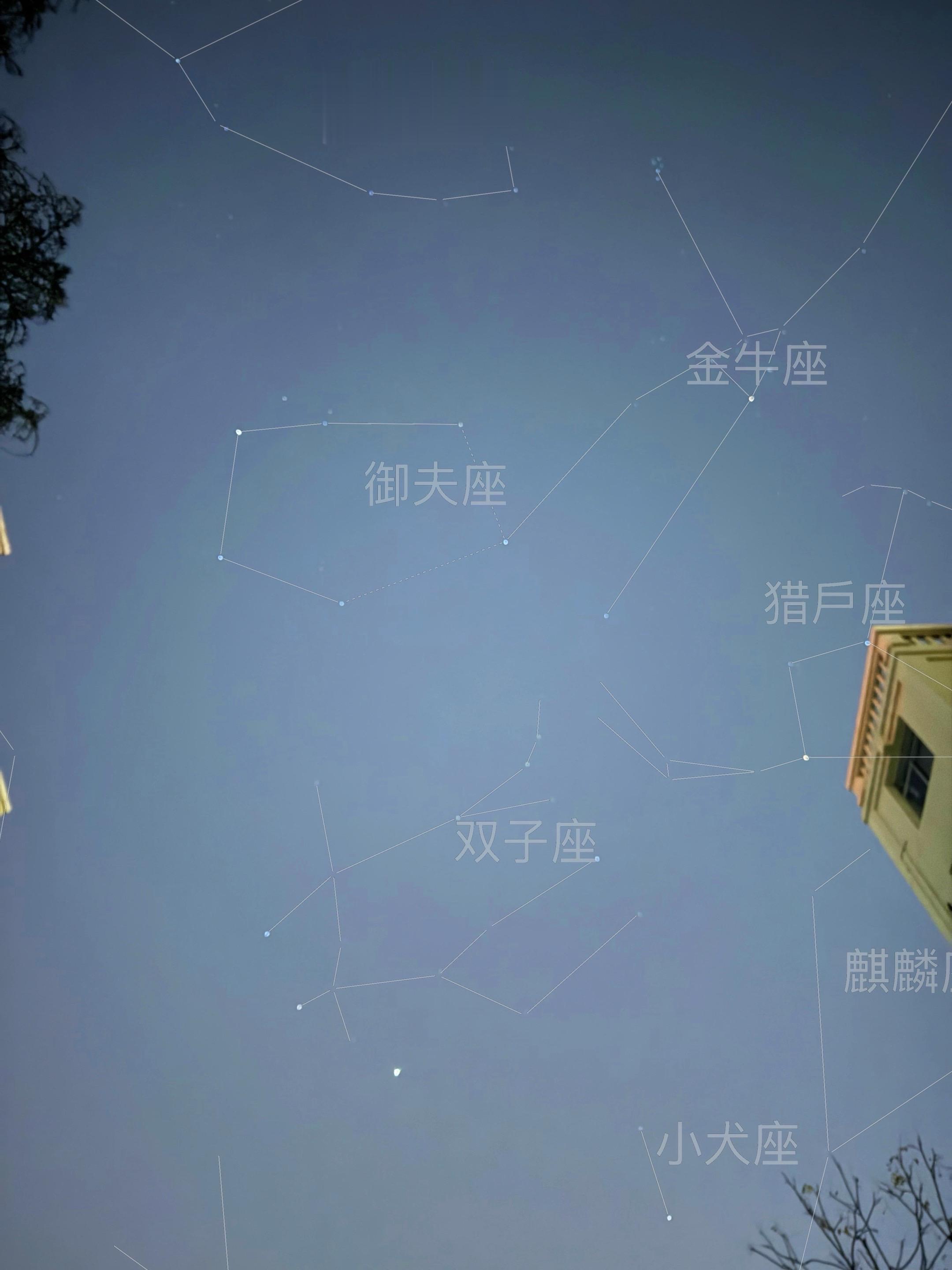 快看，城市的夜空也能看到好多星座。抬头看一看，试试连一连星座吧。