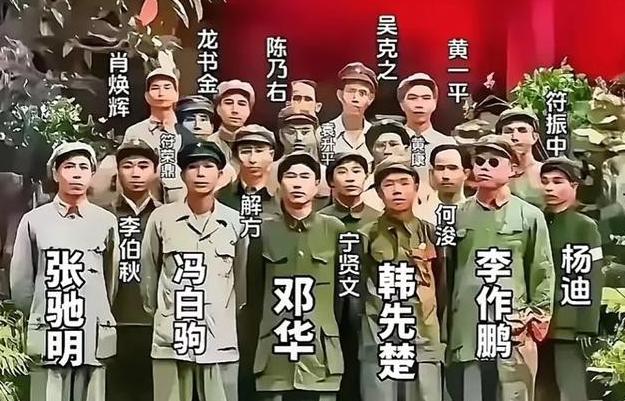 1950年海南解放，四野与琼崖纵队将领在海口留影，英姿勃发，尽显军威！
 
这张