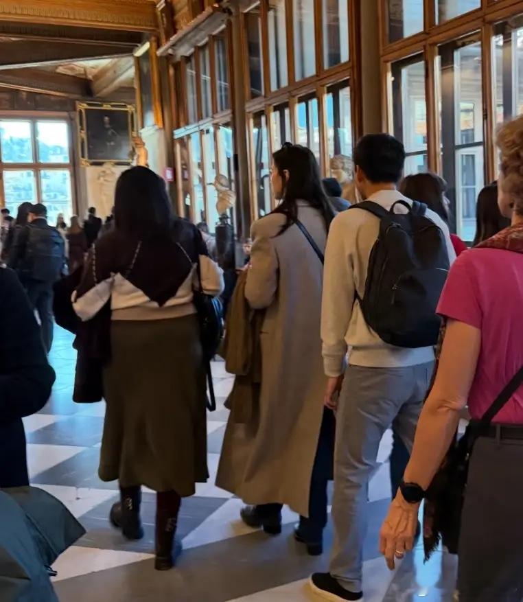 娜然和霍启山在佛罗伦萨被偶遇了，大年初一，两个人一起被偶遇，娜然穿着一件灰色大衣