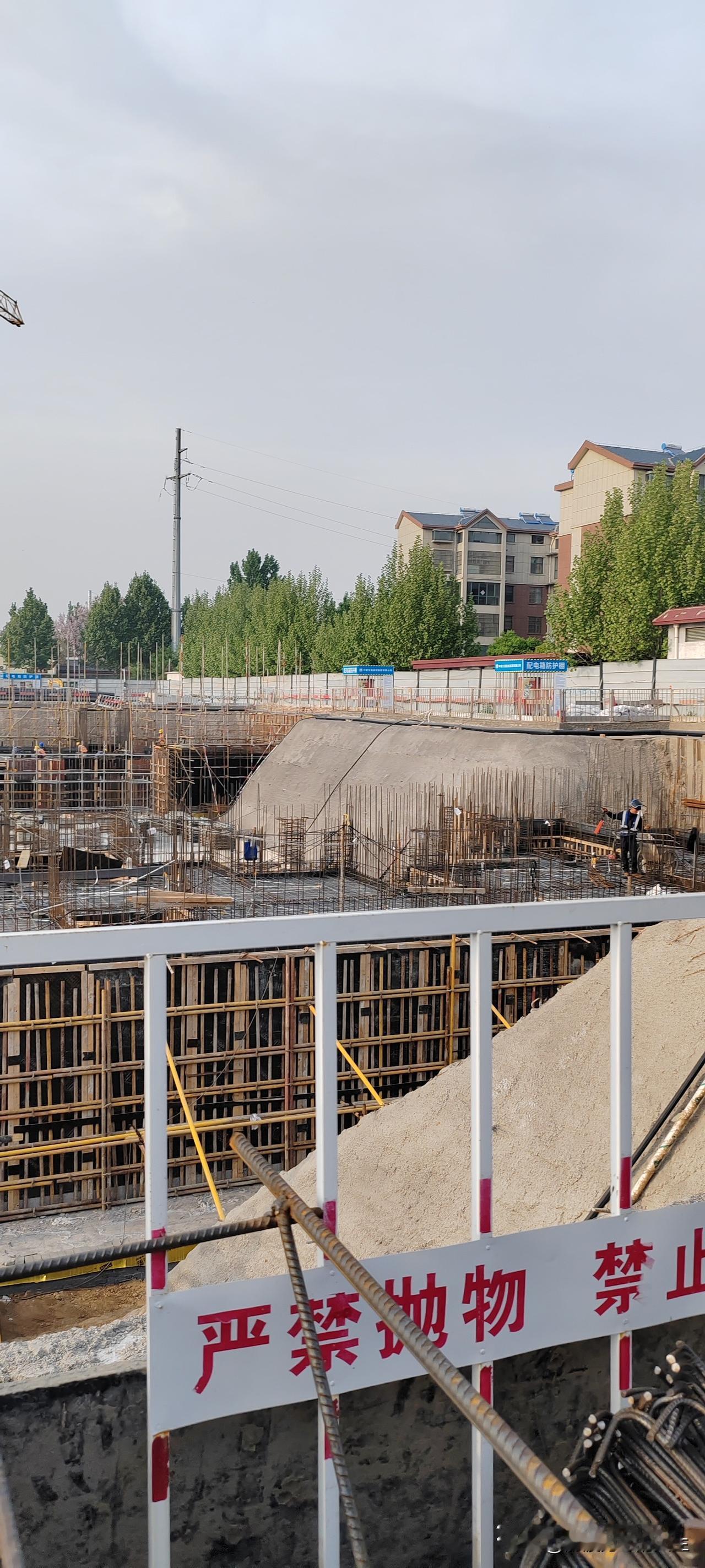 现如今工地活越来越少，行情本来就不景气，关键是不少工地干活容易，结工资却一拖再拖