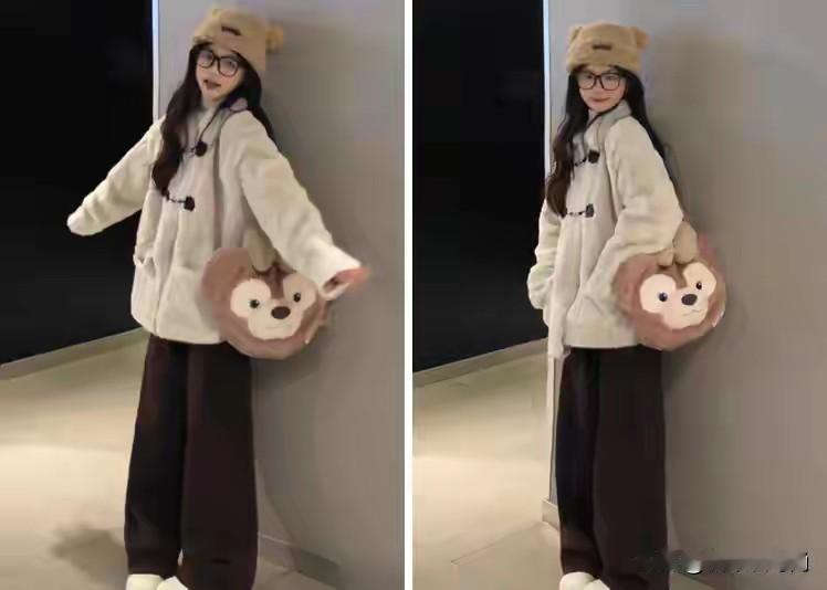 这几套羊羔绒搭配中，非要挑选一个的话，我会选择搭配“小棕裤，这种搭配真的太优雅了