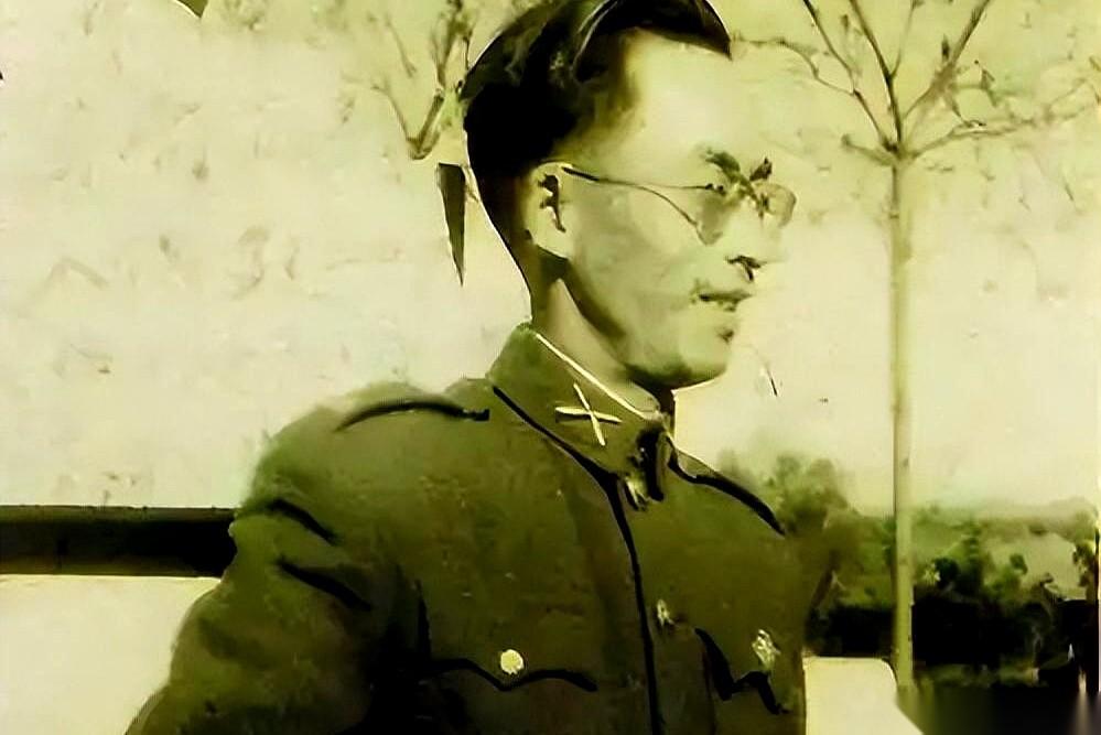 1949年，一个刚被俘的国军师长，在审讯室里，跟我们的人提了个要求。
他说，你帮