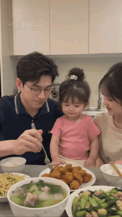 爸一口，妈一口，就是不让小可爱吃一口！
开饭啦！一家三口坐上桌，小可爱当仁不让地