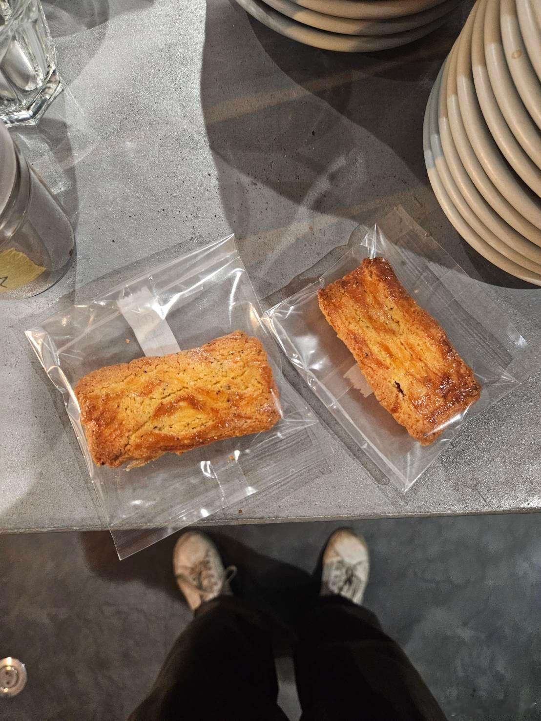 最近店里招了个英国人（有点帅）然后他对于做面包特别有兴趣还主动帮我开发菜单好可爱