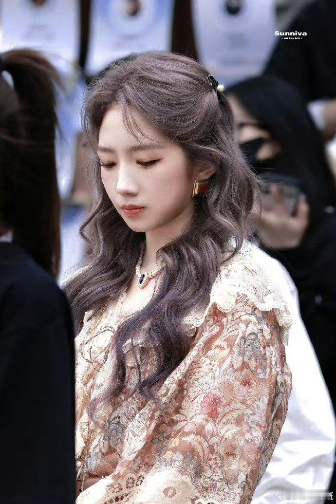 孟美岐解约乐华的第一个活动 孟美岐紫发紫美甲造型谁被紫发美到了！解约后第一个活动