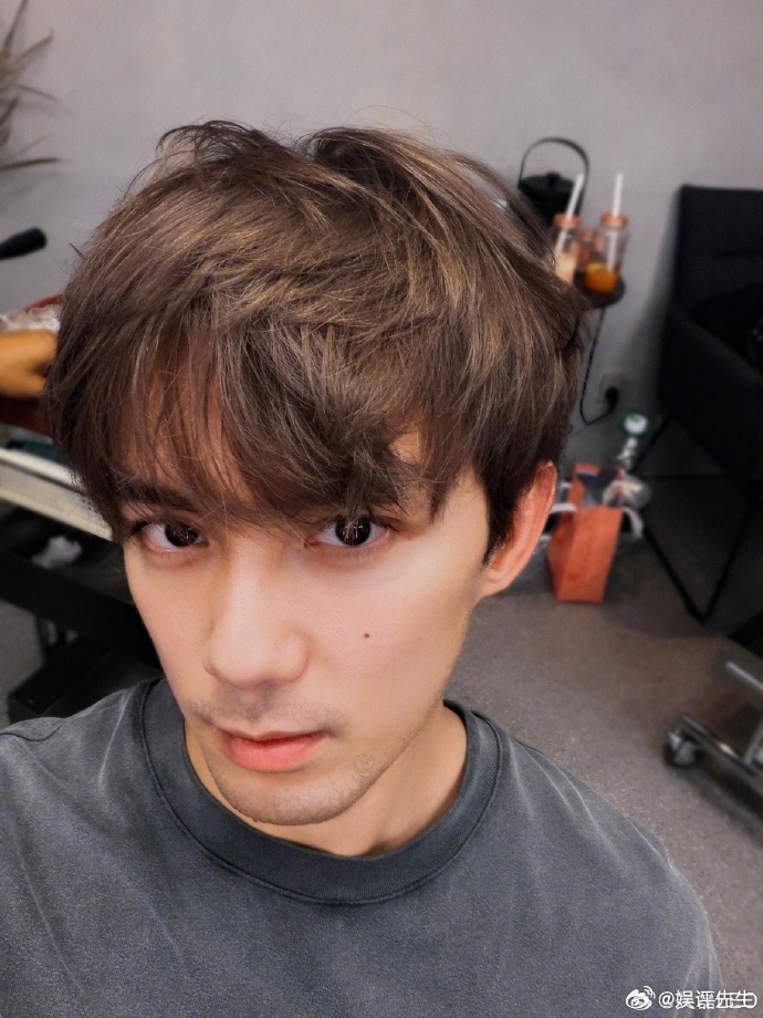 吴磊这个黄毛真的不一样  吴磊棕发梦回黎簇 吴磊的发色反差感好强，黄毛亮眼吸睛，