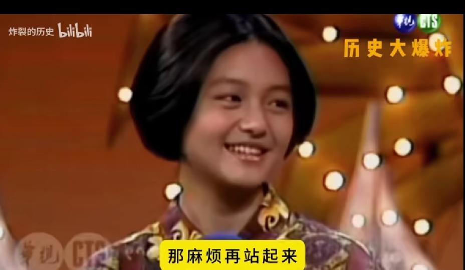 大S刚出道的时候，皮肤很黑，五官还是原来的模样。
她后来皮肤白的发光，也更漂亮。